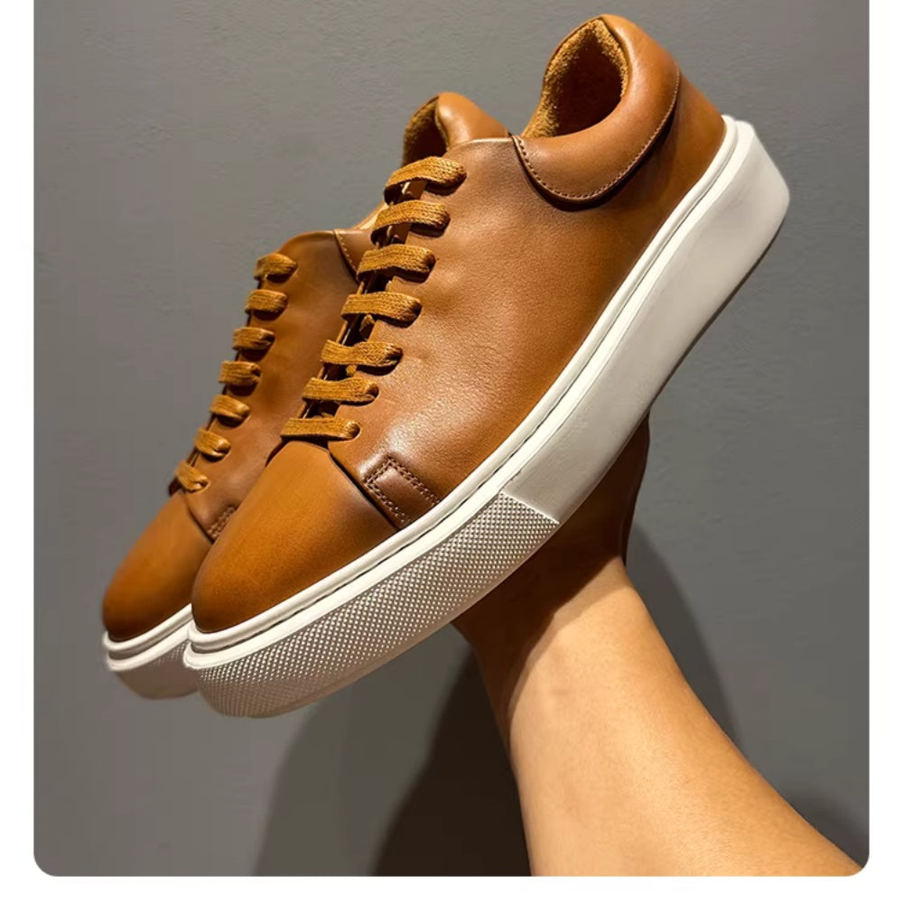 A new trendy casual shoe in a retro style, featuring lightweight and sturdy height-increasing features