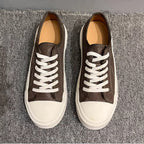 This new model of casual sports shoes features a thick leather sole and a genuine leather upper.