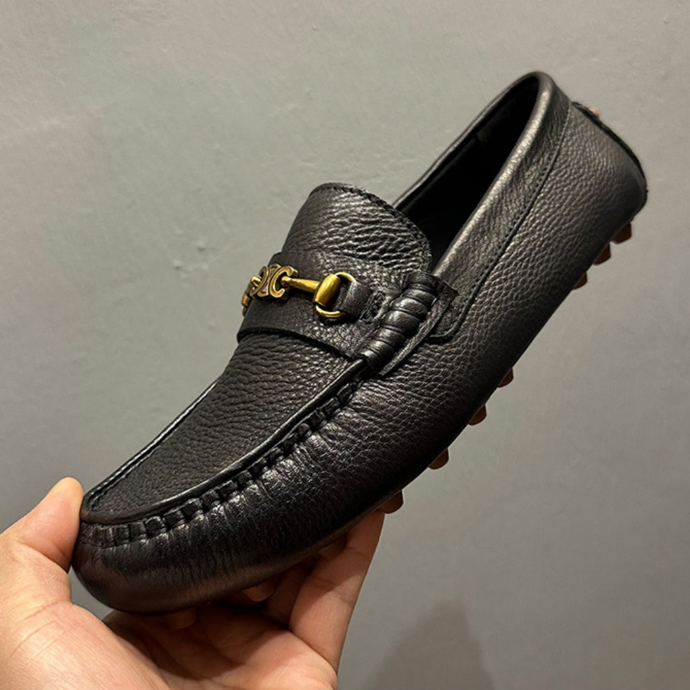 Handcrafted leather shoes by men, high-quality fashionable casual street shoes, men's footwear.