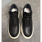 A brand-new, durable and casual leather high-top sports shoes, made of canvas material with a thick sole.