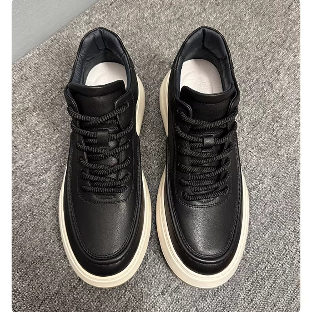 A brand-new, durable and casual leather high-top sports shoes, made of canvas material with a thick sole.