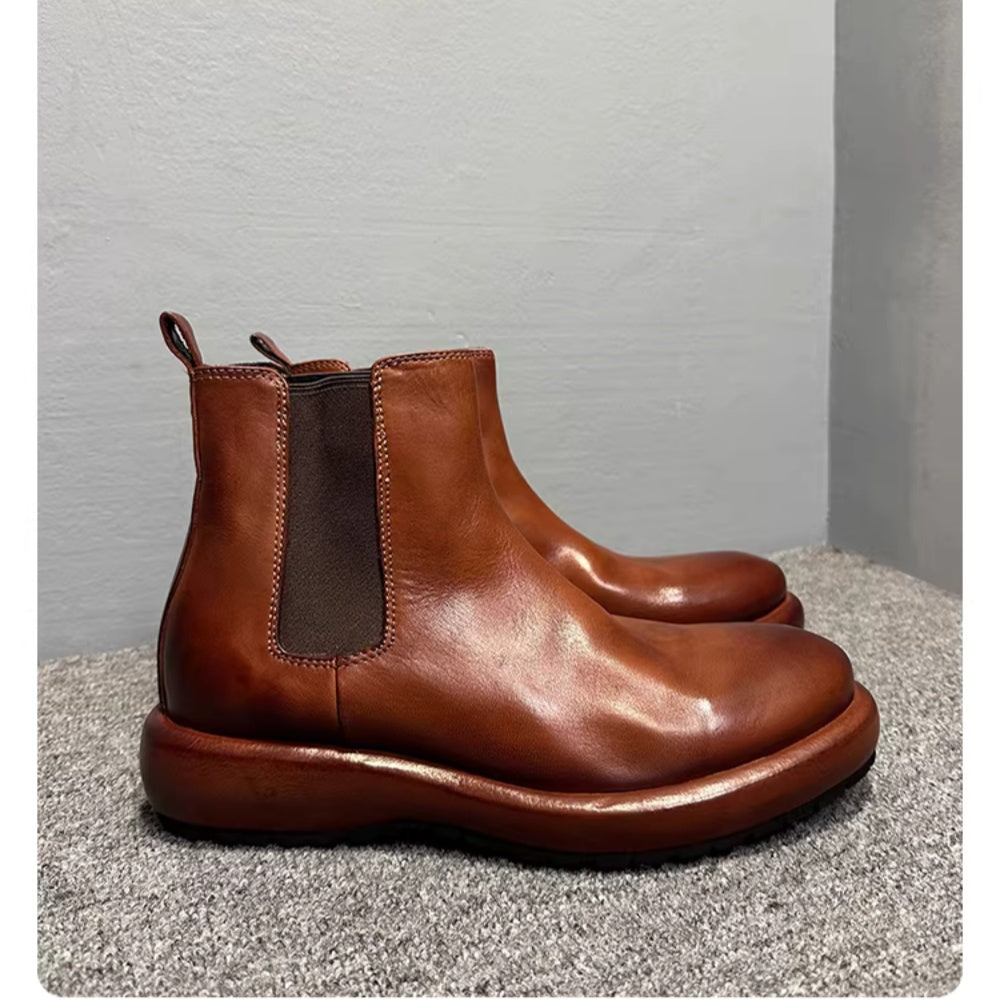 Made from horsehide and crafted by hand through a washing process, it is retro and casual.