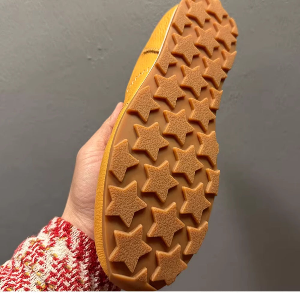 The new leather perforated men's retro training shoes are suitable for light and active wearing needs.