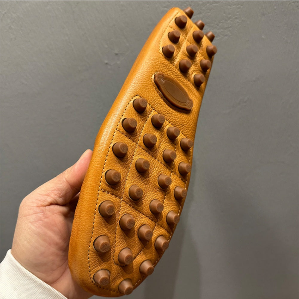 Handcrafted leather shoes by men, high-quality fashionable casual street shoes, men's footwear.