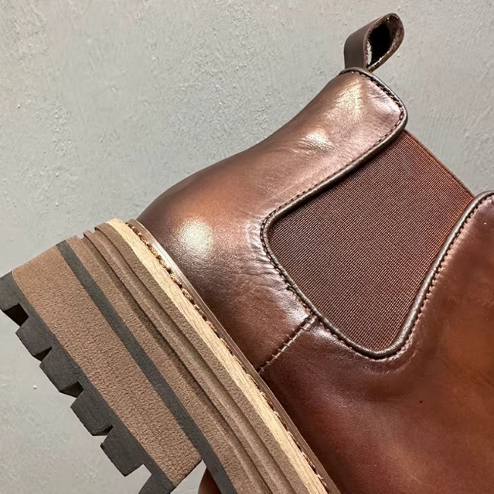 Men's leather Chelsea boots, with thick soles and a fully enclosed upper, a casual high-top style
