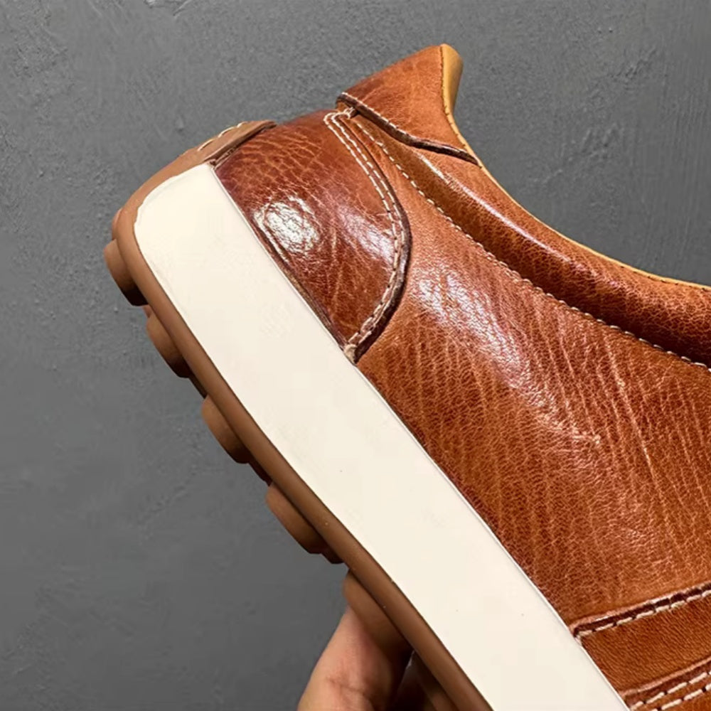 Multicolored men's sports shoes, lightweight and versatile, are high-end casual sports shoes.