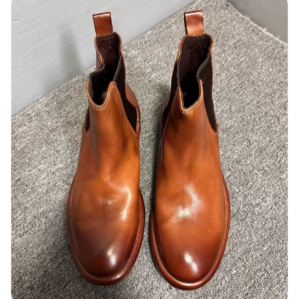 Made from horsehide and crafted by hand through a washing process, it is retro and casual.