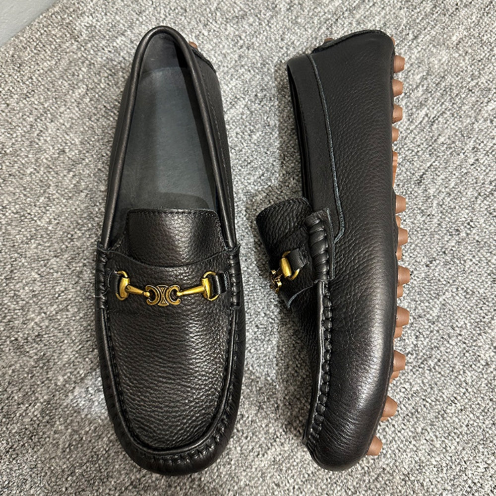 Handcrafted leather shoes by men, high-quality fashionable casual street shoes, men's footwear.