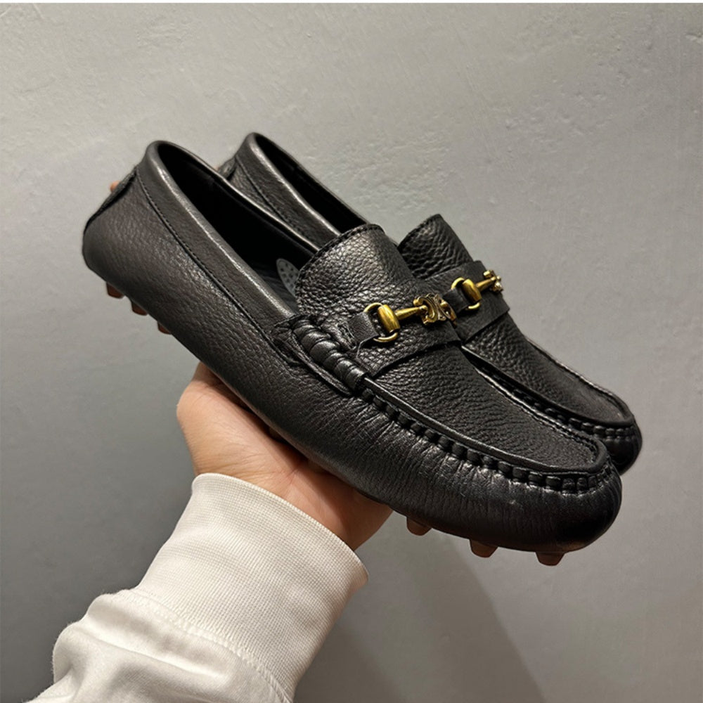 Handcrafted leather shoes by men, high-quality fashionable casual street shoes, men's footwear.