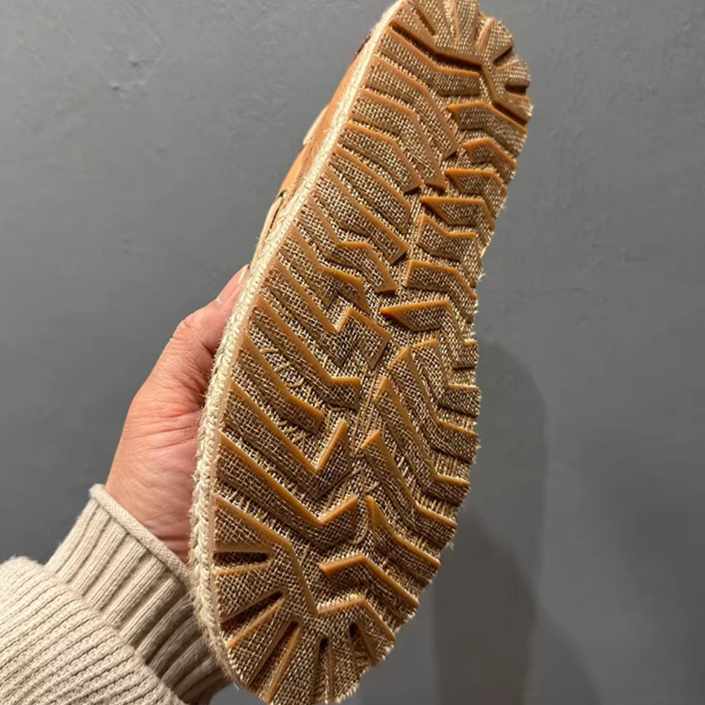 A retro-style handmade casual breathable soft leather canvas shoe. Retro and fashionable fishing shoes.