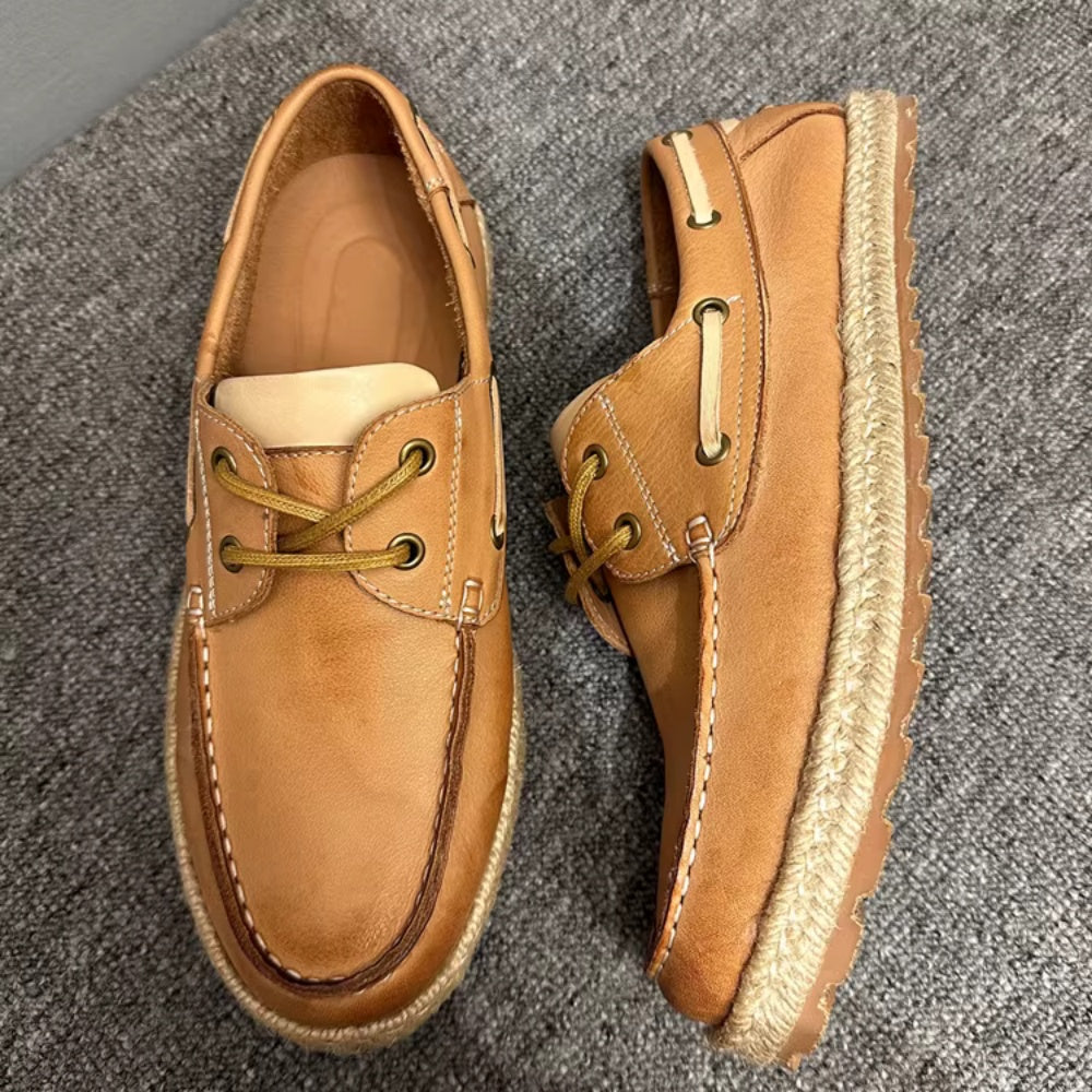 A retro-style handmade casual breathable soft leather canvas shoe. Retro and fashionable fishing shoes.