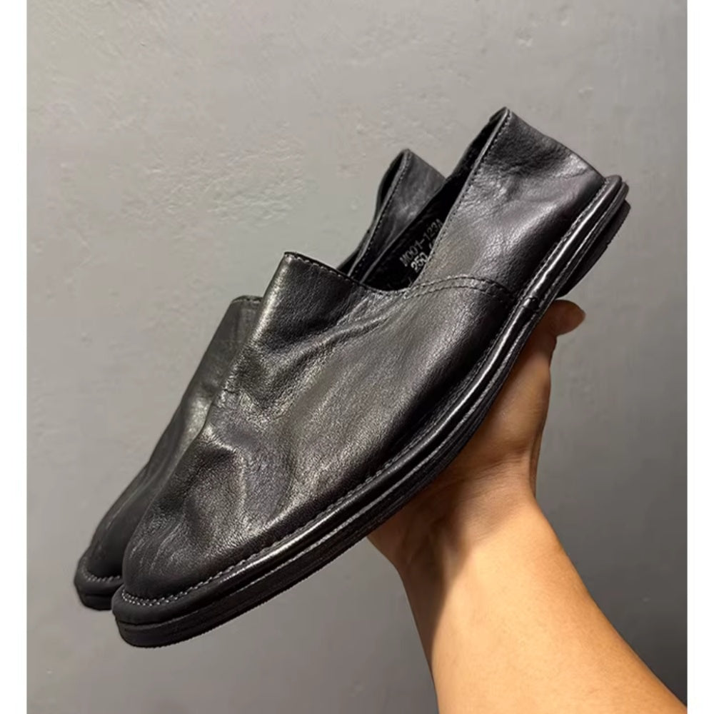 This new pair of leather shoes features a retro style and is suitable for outdoor activities.