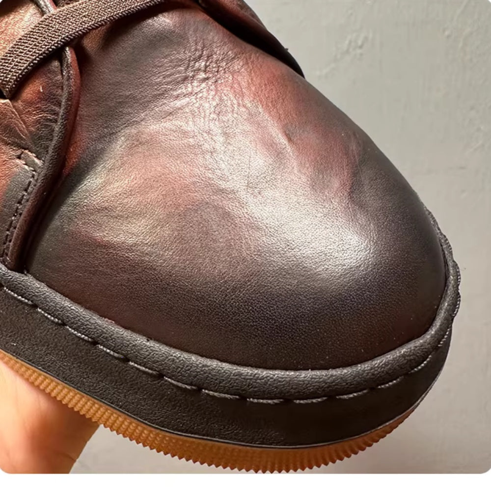 This retro high-top leather men's shoe is made of genuine leather and is both comfortable and casual.