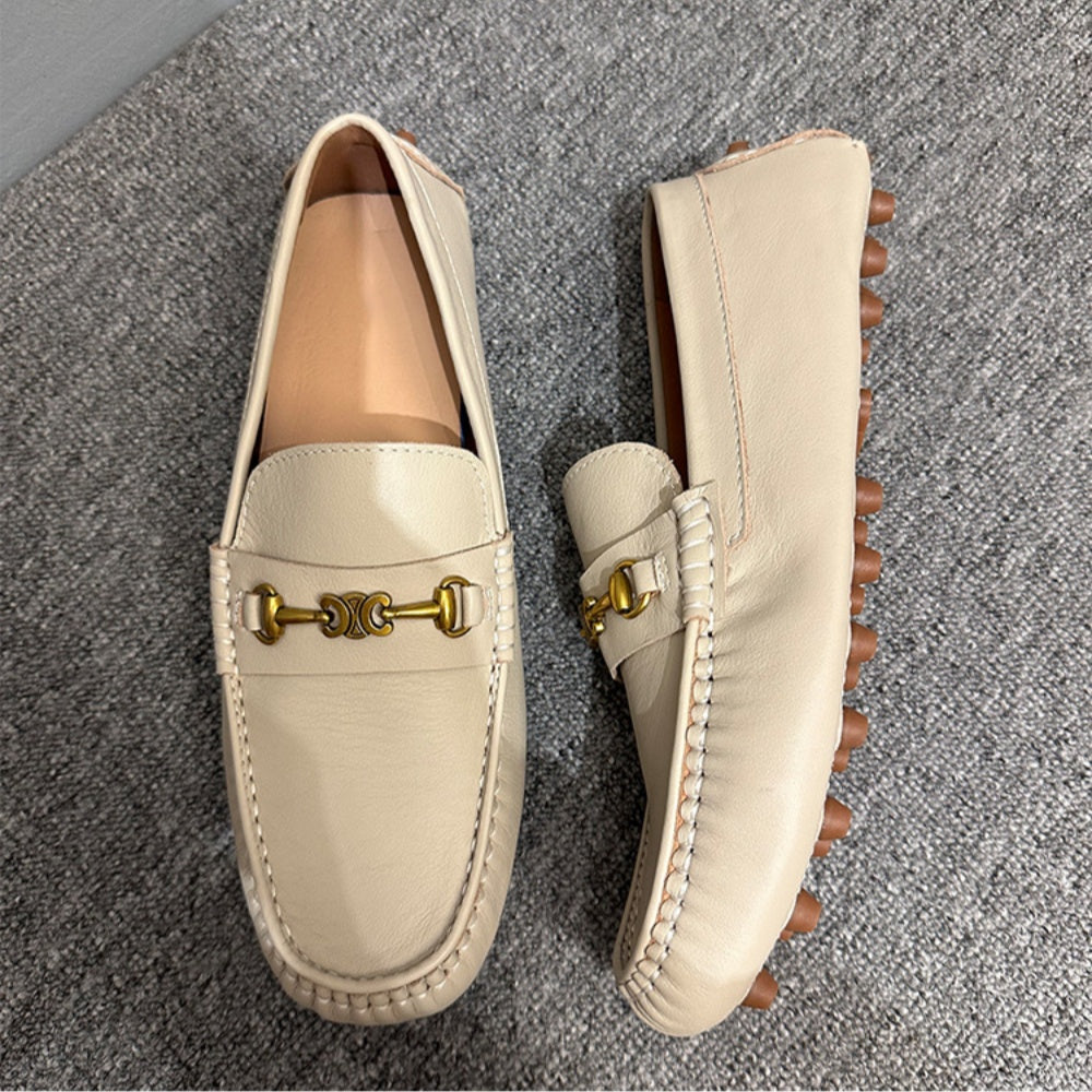 Handcrafted leather shoes by men, high-quality fashionable casual street shoes, men's footwear.