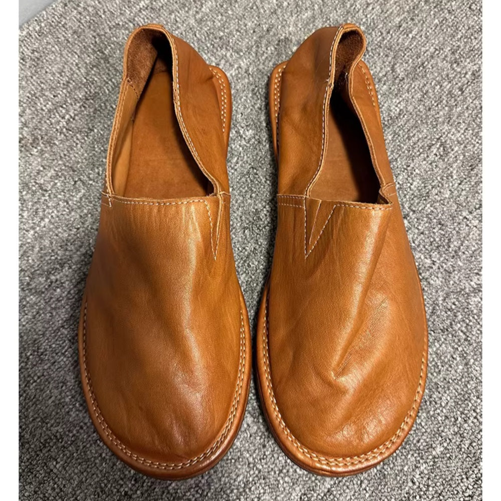 This new pair of leather shoes features a retro style and is suitable for outdoor activities.