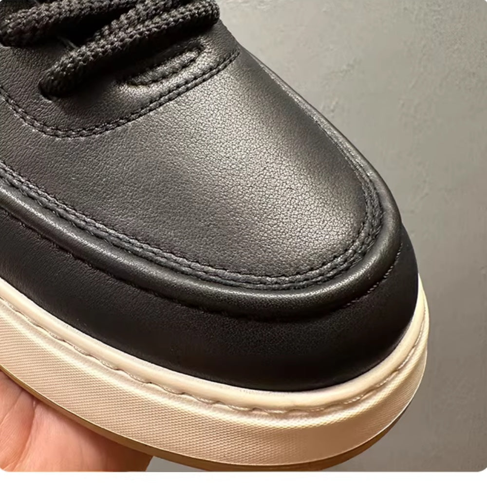 A brand-new, durable and casual leather high-top sports shoes, made of canvas material with a thick sole.