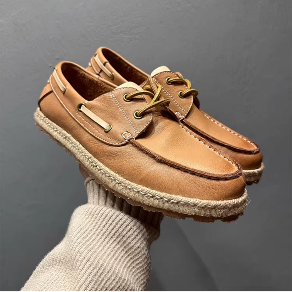 A retro-style handmade casual breathable soft leather canvas shoe. Retro and fashionable fishing shoes.