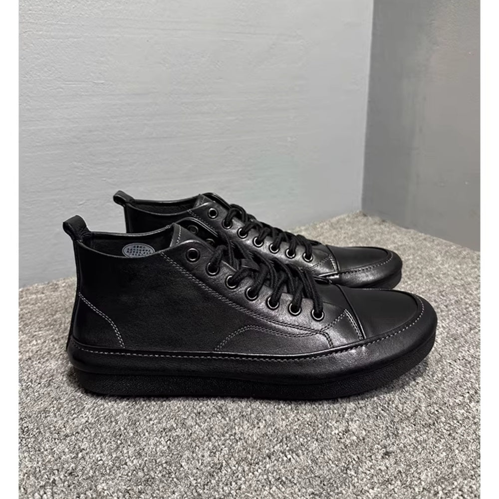 Men's high-top leather shoes are made of soft leather and are suitable for both work and casual wear.