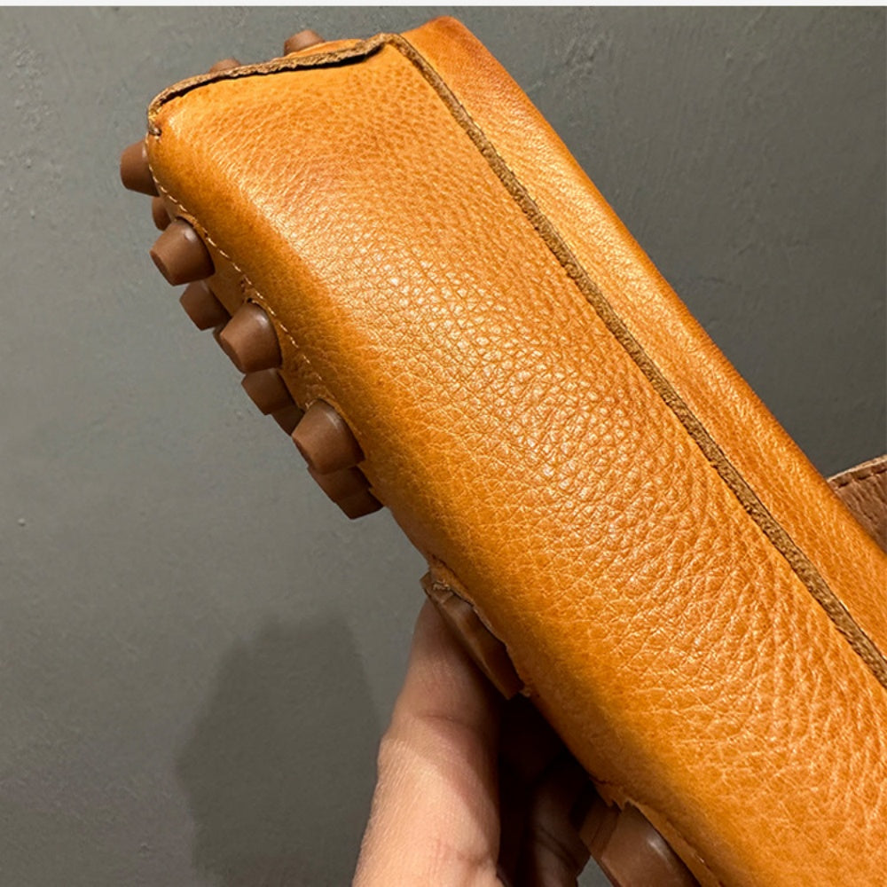 Handcrafted leather shoes by men, high-quality fashionable casual street shoes, men's footwear.