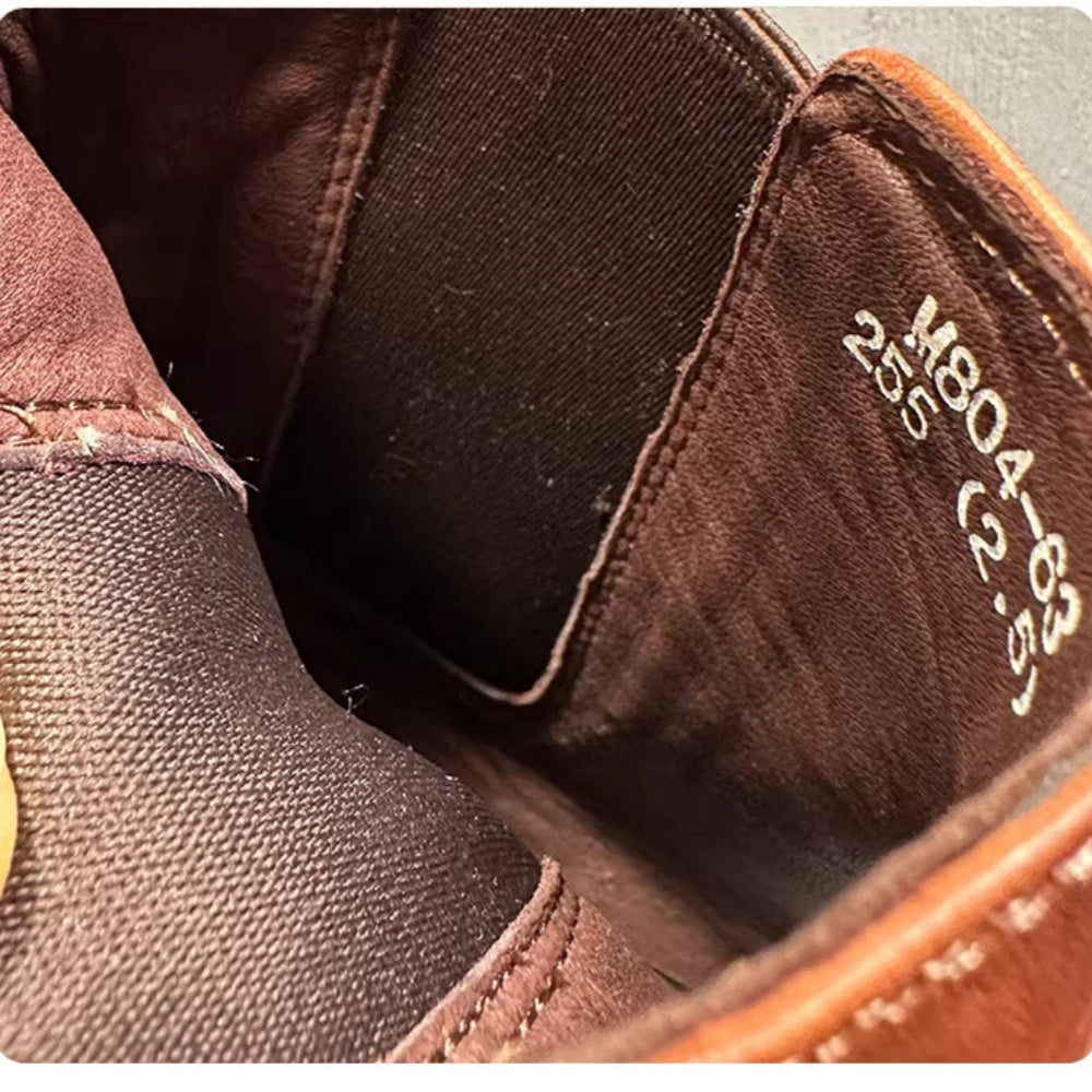 Made from horsehide and crafted by hand through a washing process, it is retro and casual.