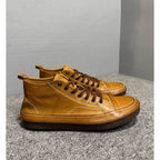 Men's high-top leather shoes are made of soft leather and are suitable for both work and casual wear.