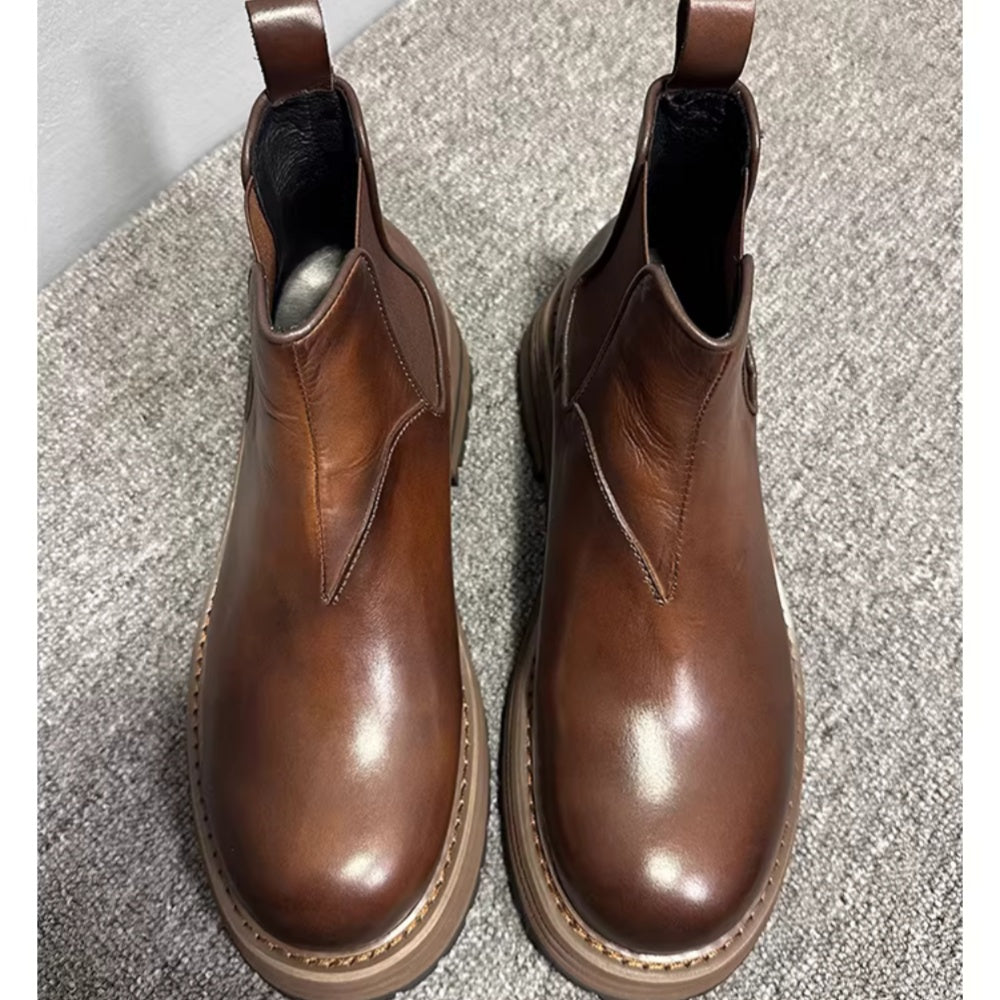 Men's leather Chelsea boots, with thick soles and a fully enclosed upper, a casual high-top style
