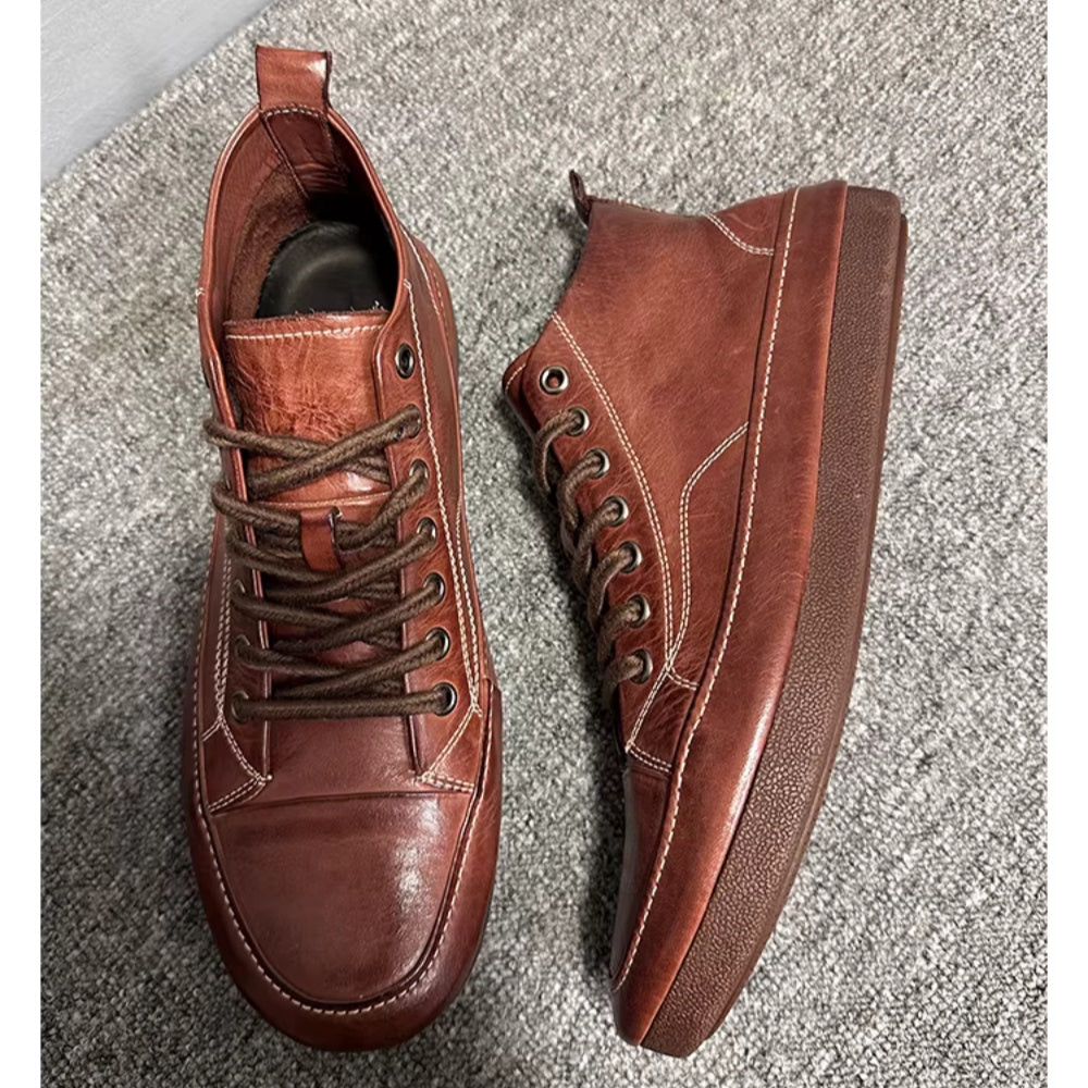 Men's high-top leather shoes are made of soft leather and are suitable for both work and casual wear.