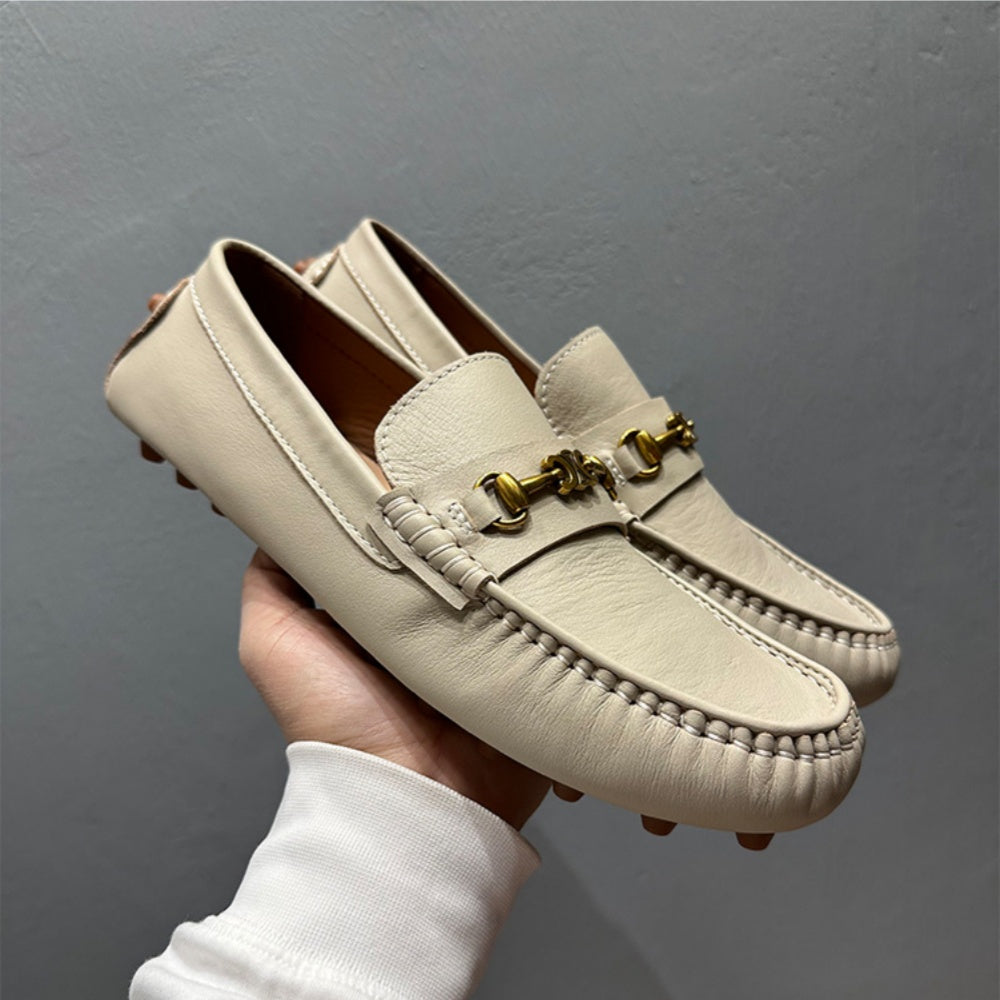 Handcrafted leather shoes by men, high-quality fashionable casual street shoes, men's footwear.