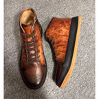 This retro high-top leather men's shoe is made of genuine leather and is both comfortable and casual.