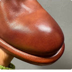 Made from horsehide and crafted by hand through a washing process, it is retro and casual.