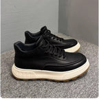 A brand-new, durable and casual leather high-top sports shoes, made of canvas material with a thick sole.