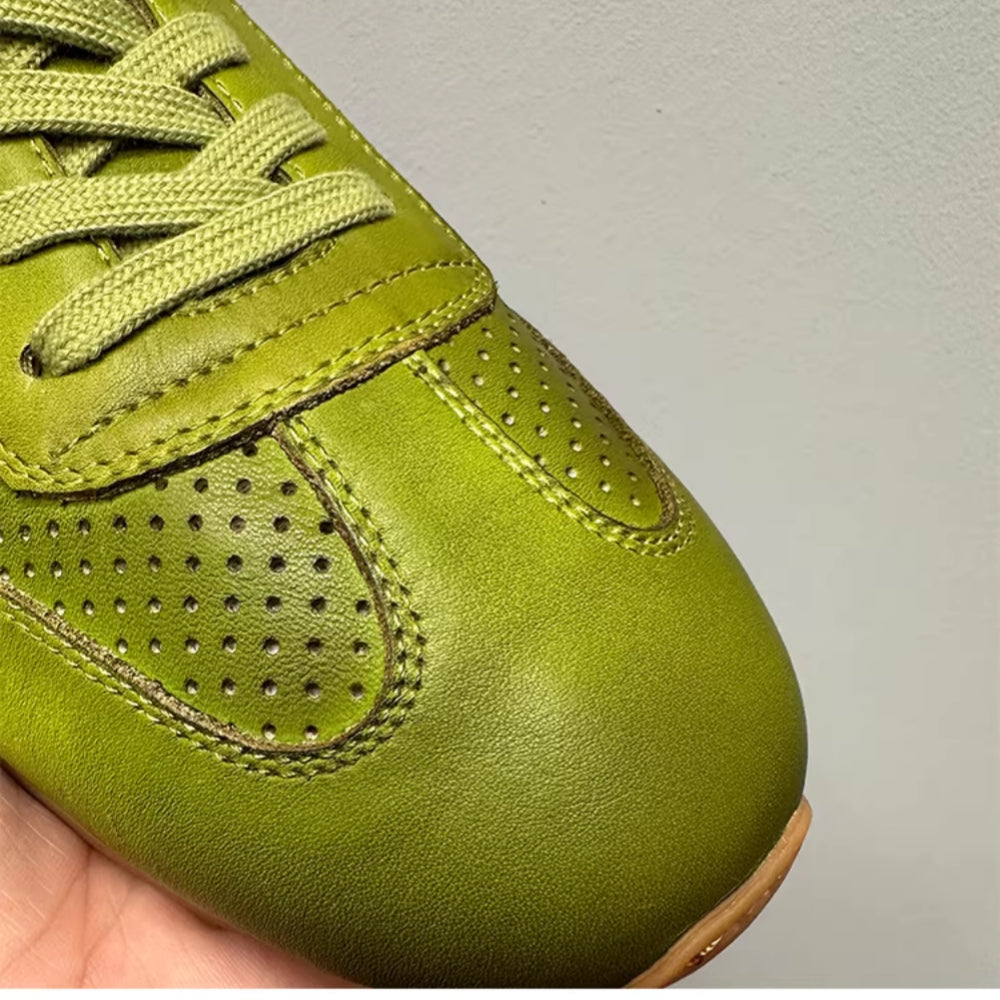 Top-quality genuine leather sports shoes, breathable casual shoes. Soft sole, made of pure leather.