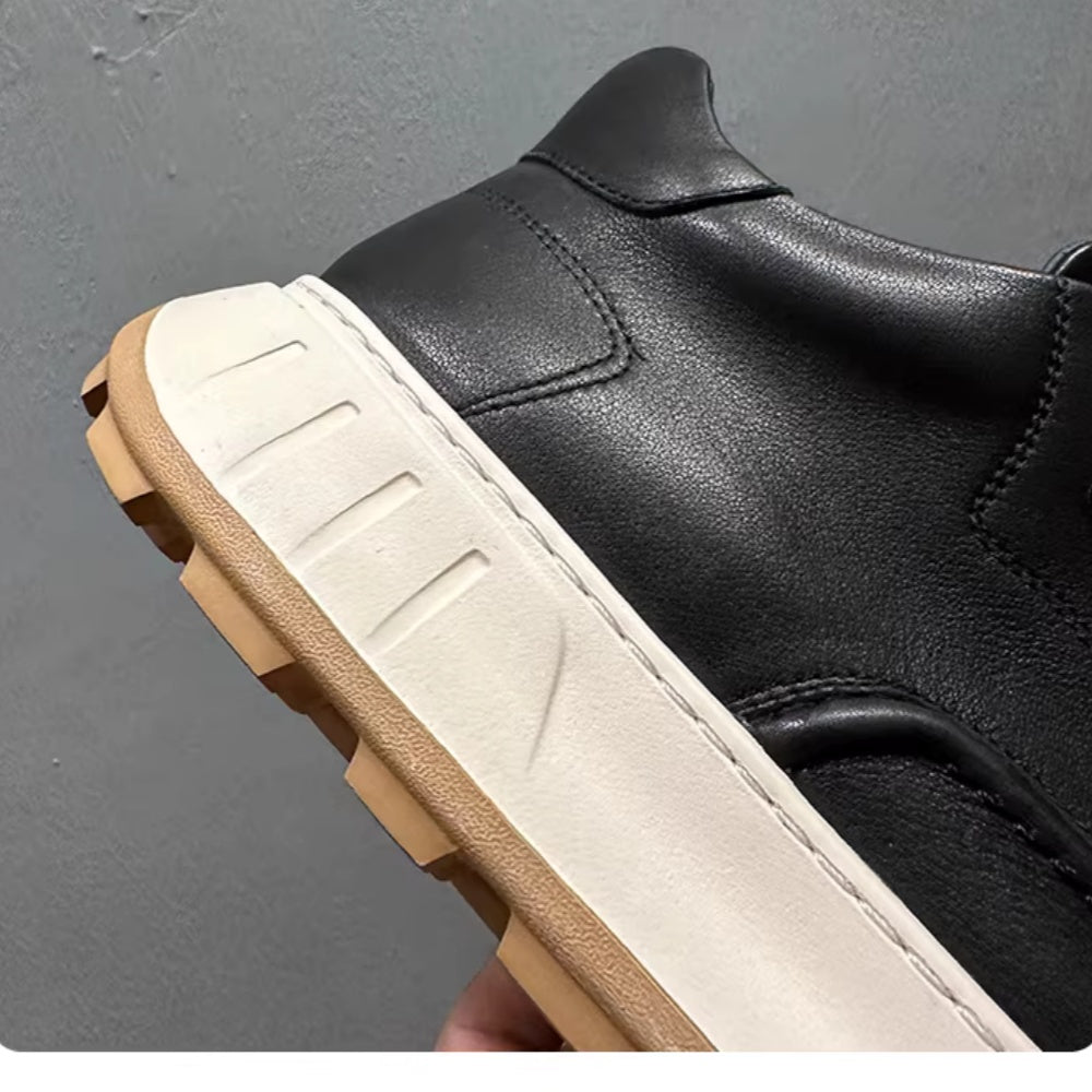 A brand-new, durable and casual leather high-top sports shoes, made of canvas material with a thick sole.