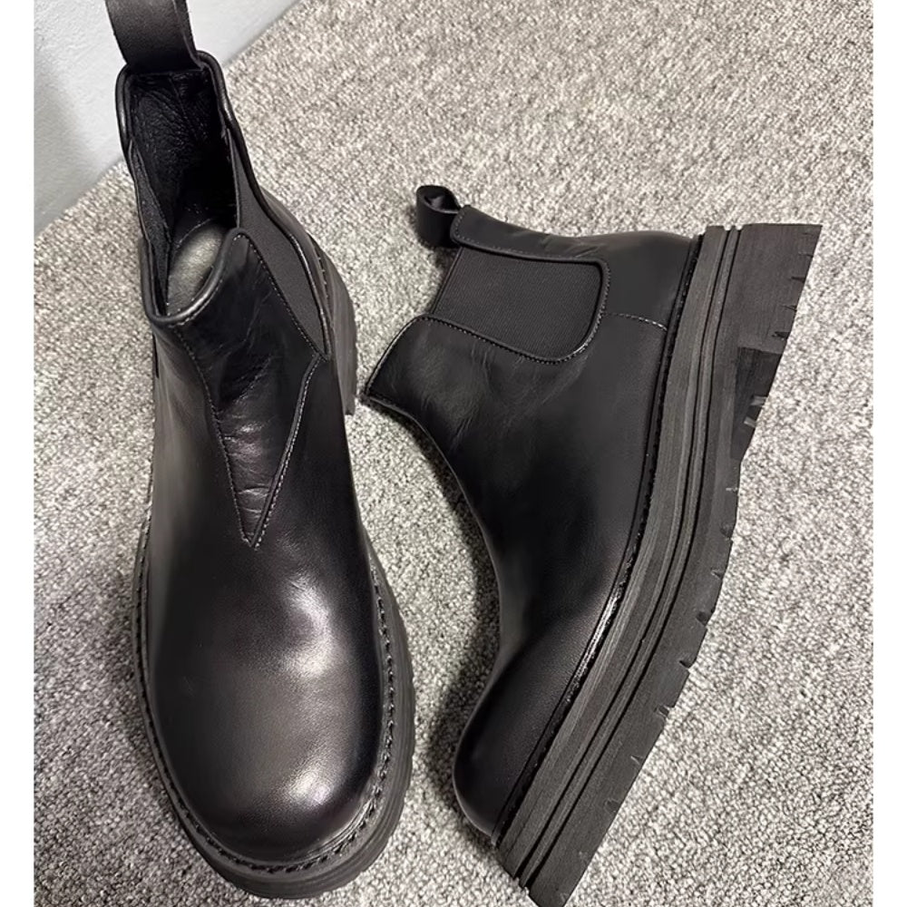 Men's leather Chelsea boots, with thick soles and a fully enclosed upper, a casual high-top style