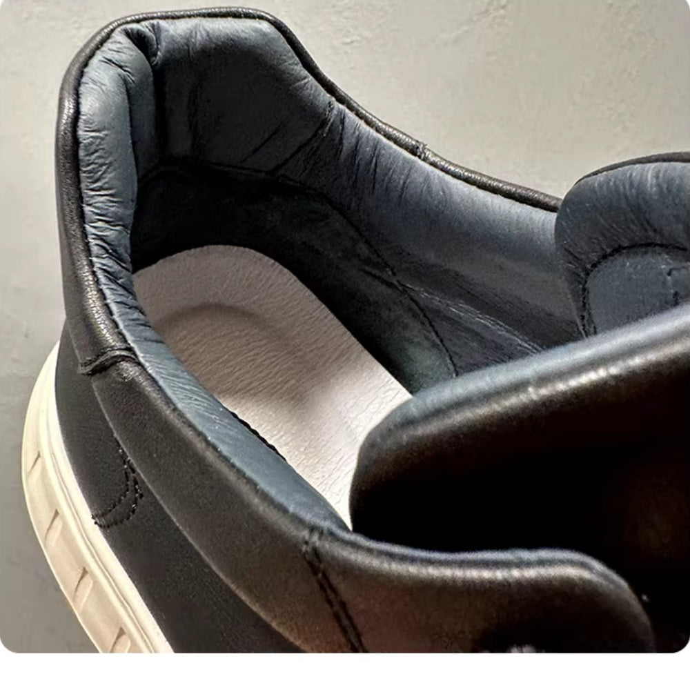 A brand-new, durable and casual leather high-top sports shoes, made of canvas material with a thick sole.