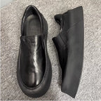 A retro-style round toe fashion casual leather shoe, equipped with a soft inner lining and a thick sole.