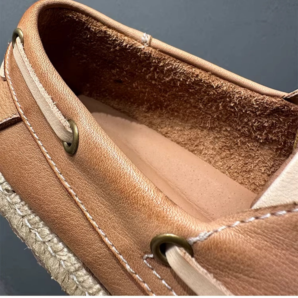 A retro-style handmade casual breathable soft leather canvas shoe. Retro and fashionable fishing shoes.