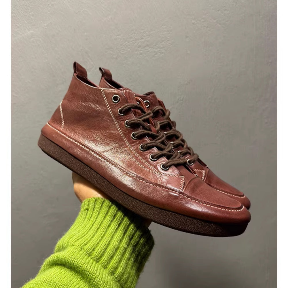 Men's high-top leather shoes are made of soft leather and are suitable for both work and casual wear.