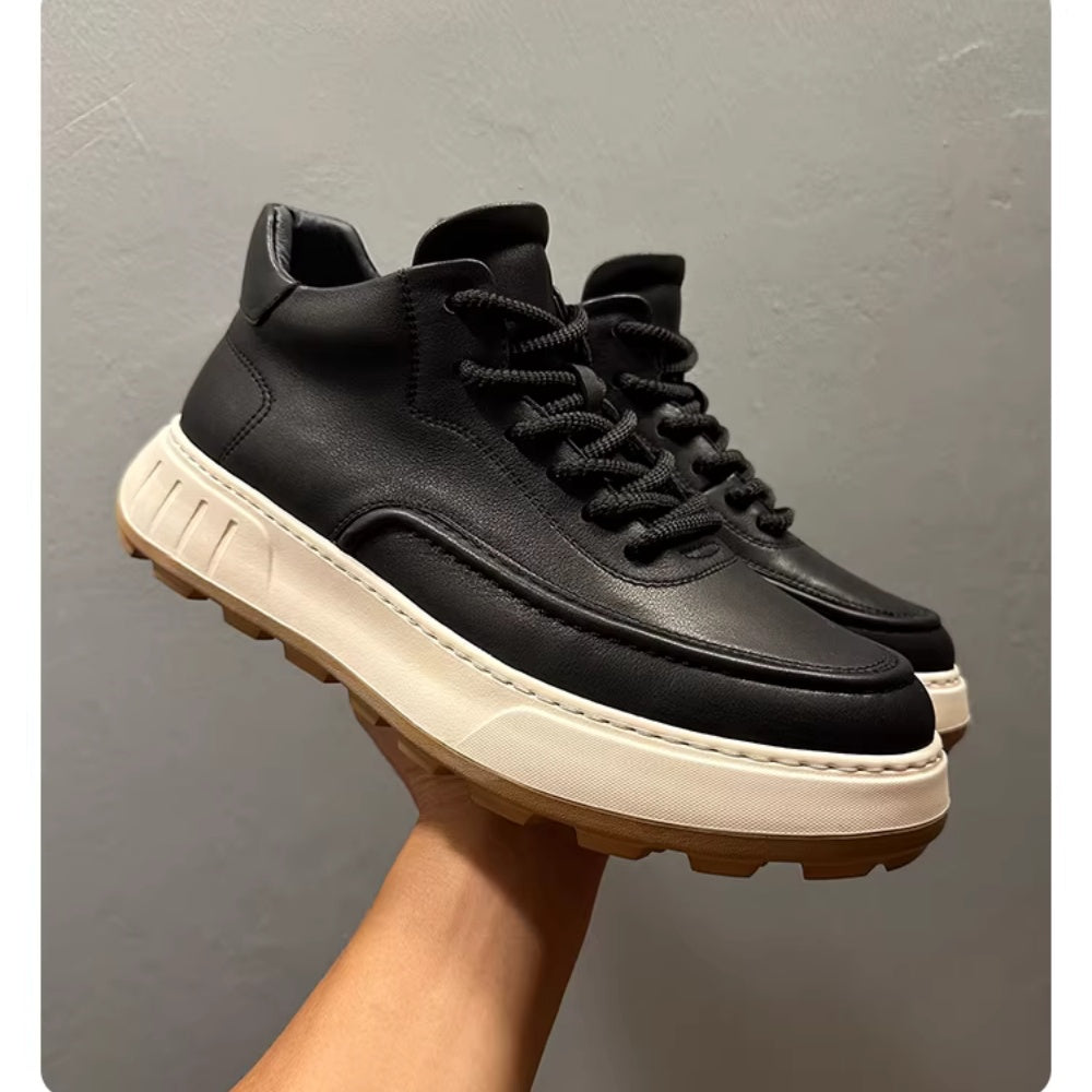 A brand-new, durable and casual leather high-top sports shoes, made of canvas material with a thick sole.