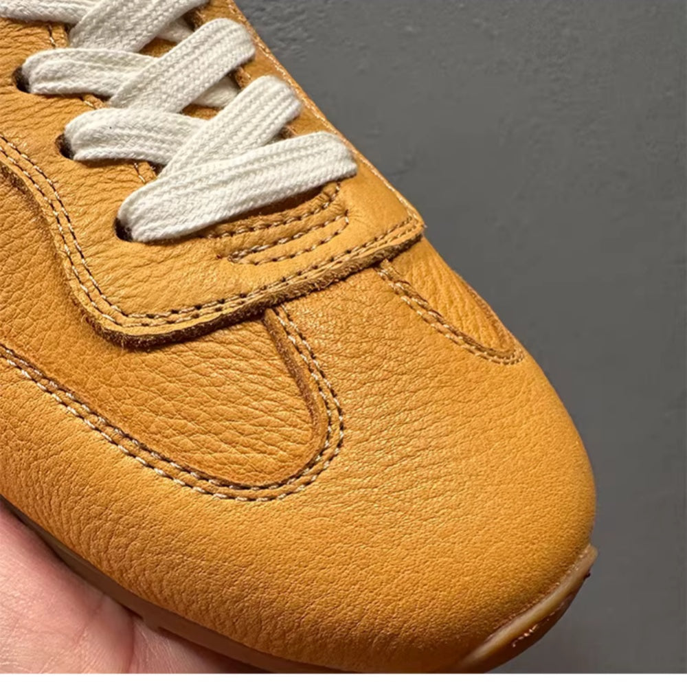 The new leather perforated men's retro training shoes are suitable for light and active wearing needs.