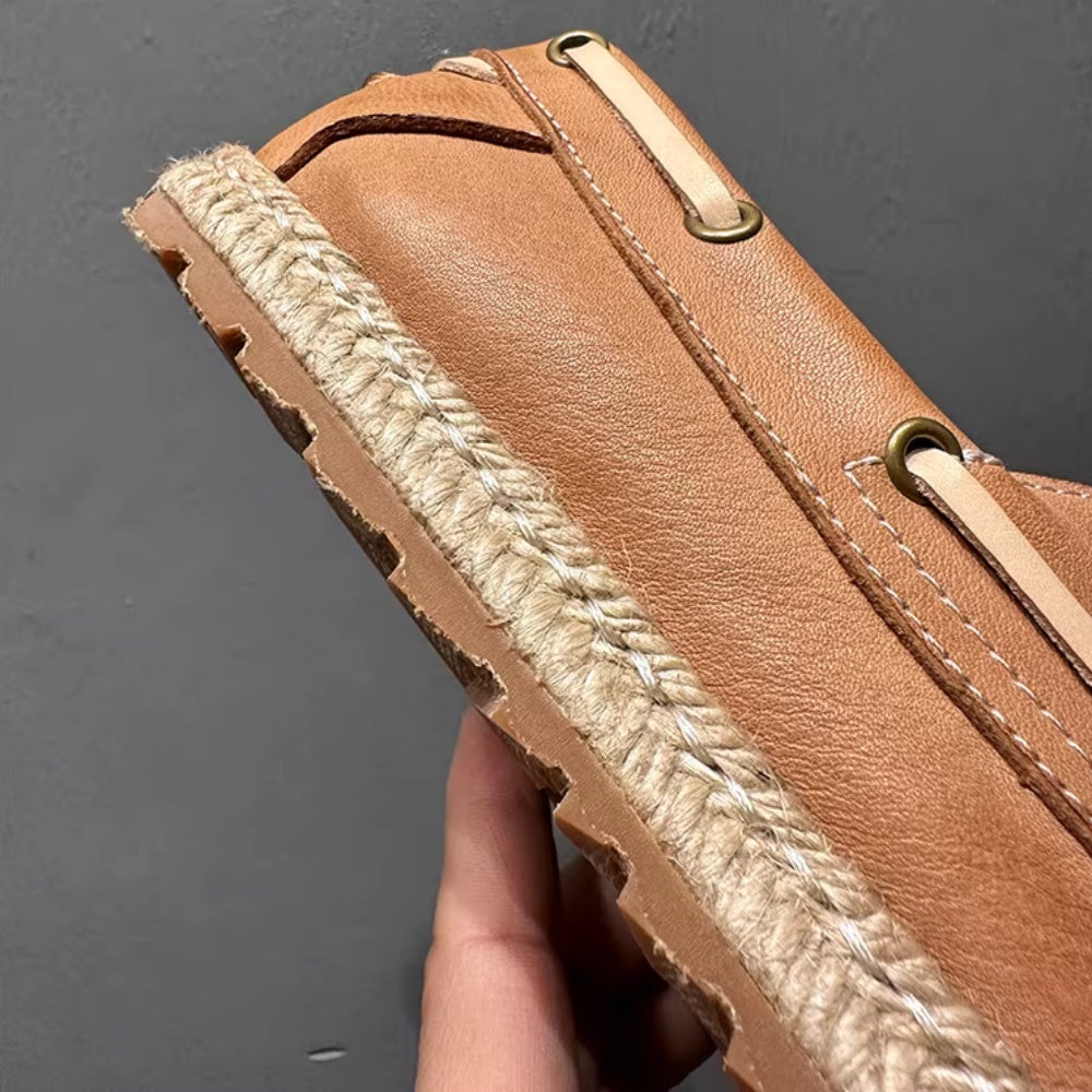 A retro-style handmade casual breathable soft leather canvas shoe. Retro and fashionable fishing shoes.