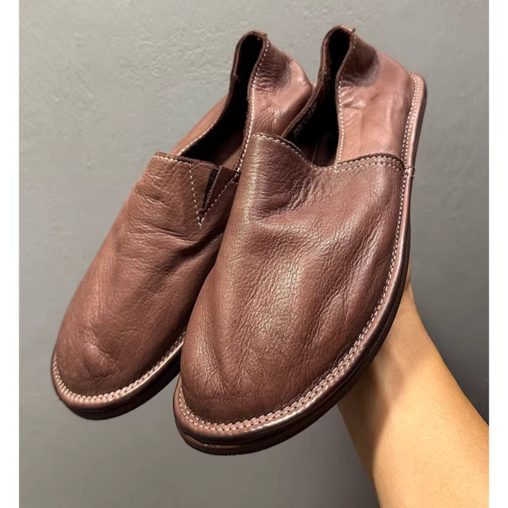 This new pair of leather shoes features a retro style and is suitable for outdoor activities.