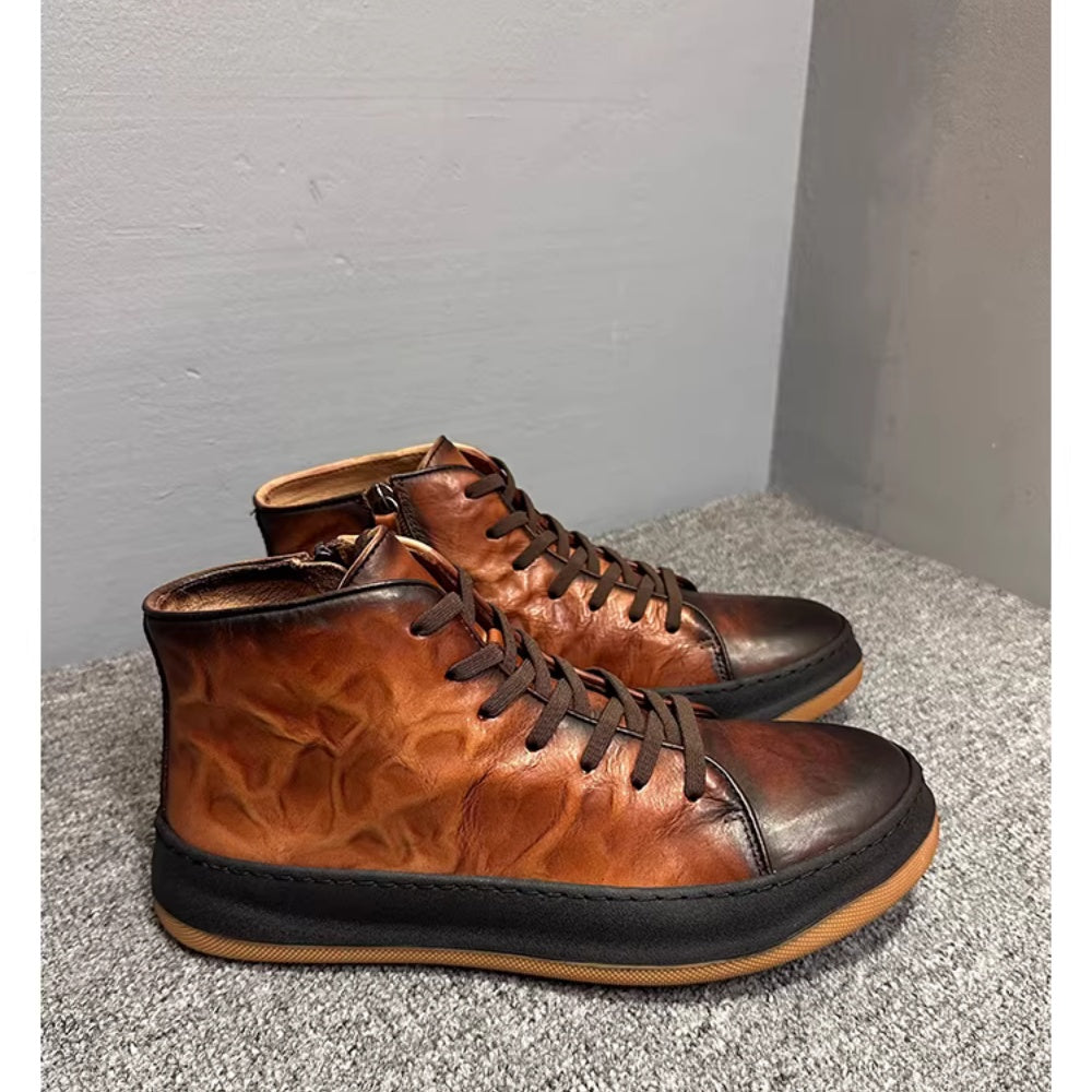 This retro high-top leather men's shoe is made of genuine leather and is both comfortable and casual.