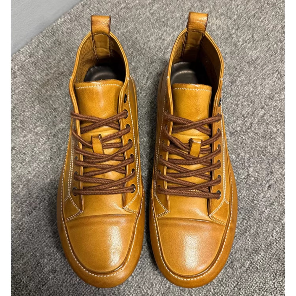 Men's high-top leather shoes are made of soft leather and are suitable for both work and casual wear.