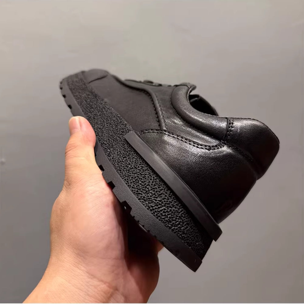 Men's boots combine both fashionable and retro styles, and they are also casual and sporty shoes.