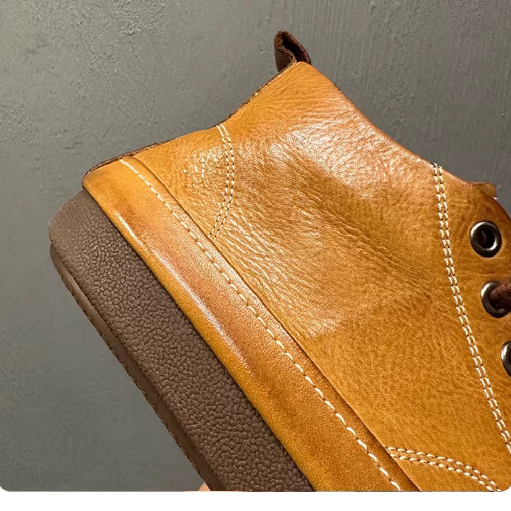 Men's high-top leather shoes are made of soft leather and are suitable for both work and casual wear.