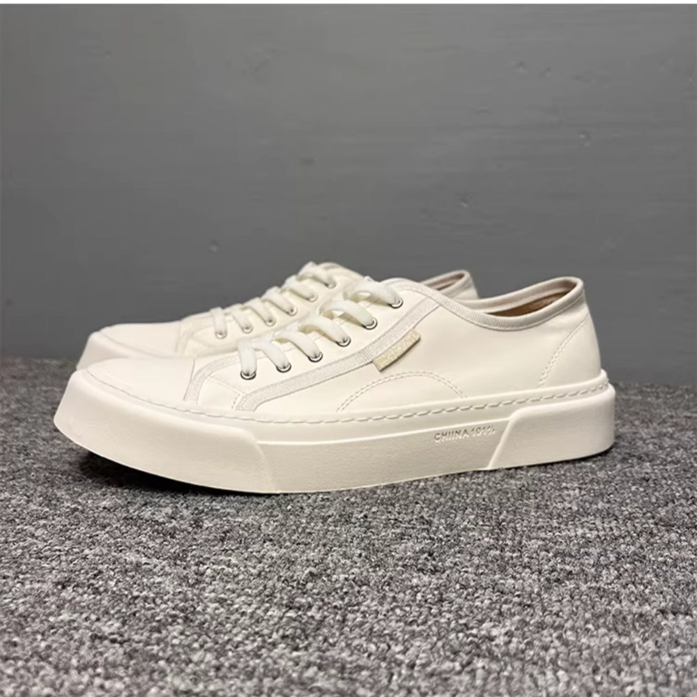 This new model of casual sports shoes features a thick leather sole and a genuine leather upper.