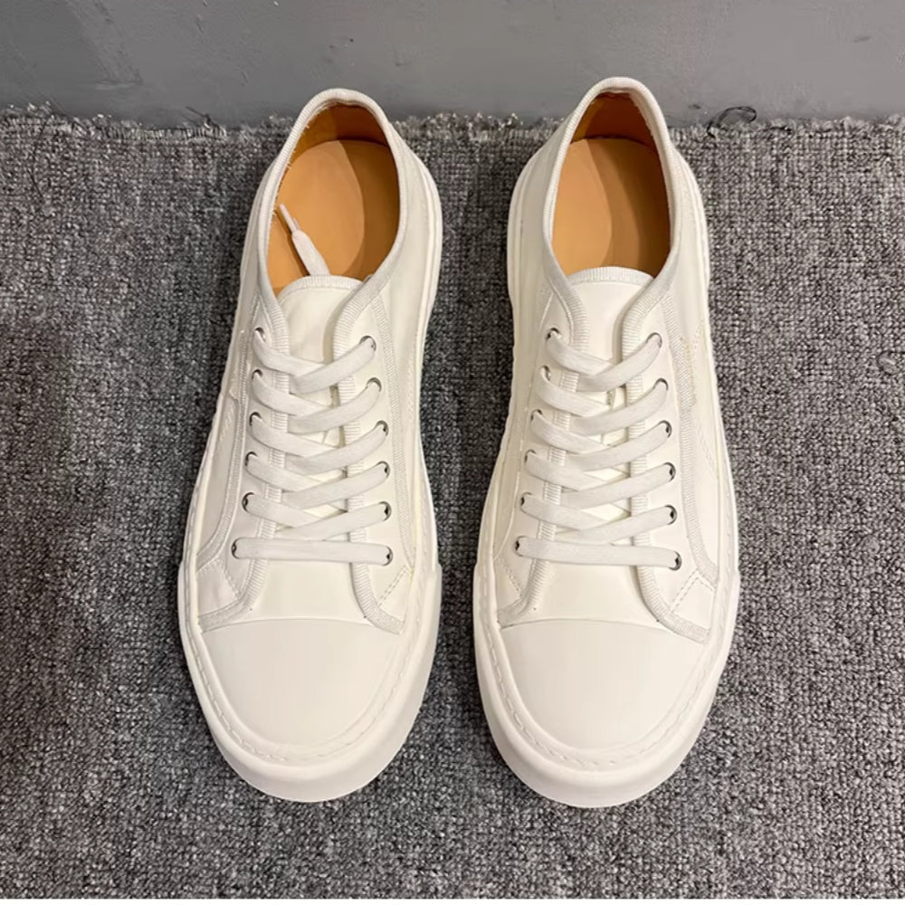 This new model of casual sports shoes features a thick leather sole and a genuine leather upper.