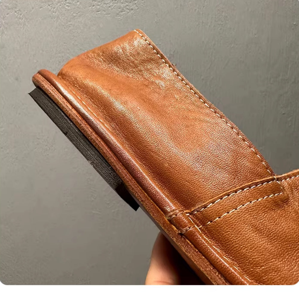 This new pair of leather shoes features a retro style and is suitable for outdoor activities.