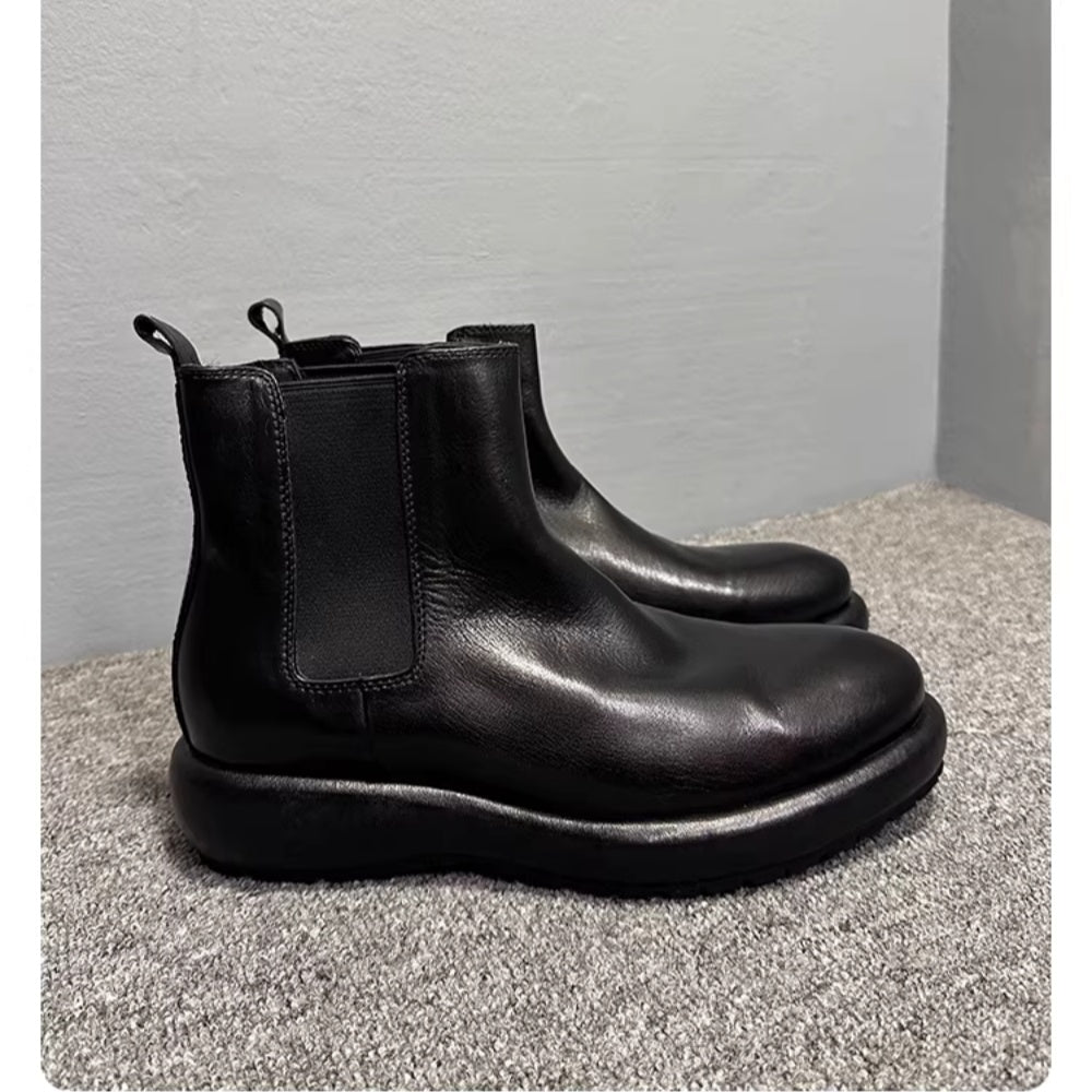 Made from horsehide and crafted by hand through a washing process, it is retro and casual.